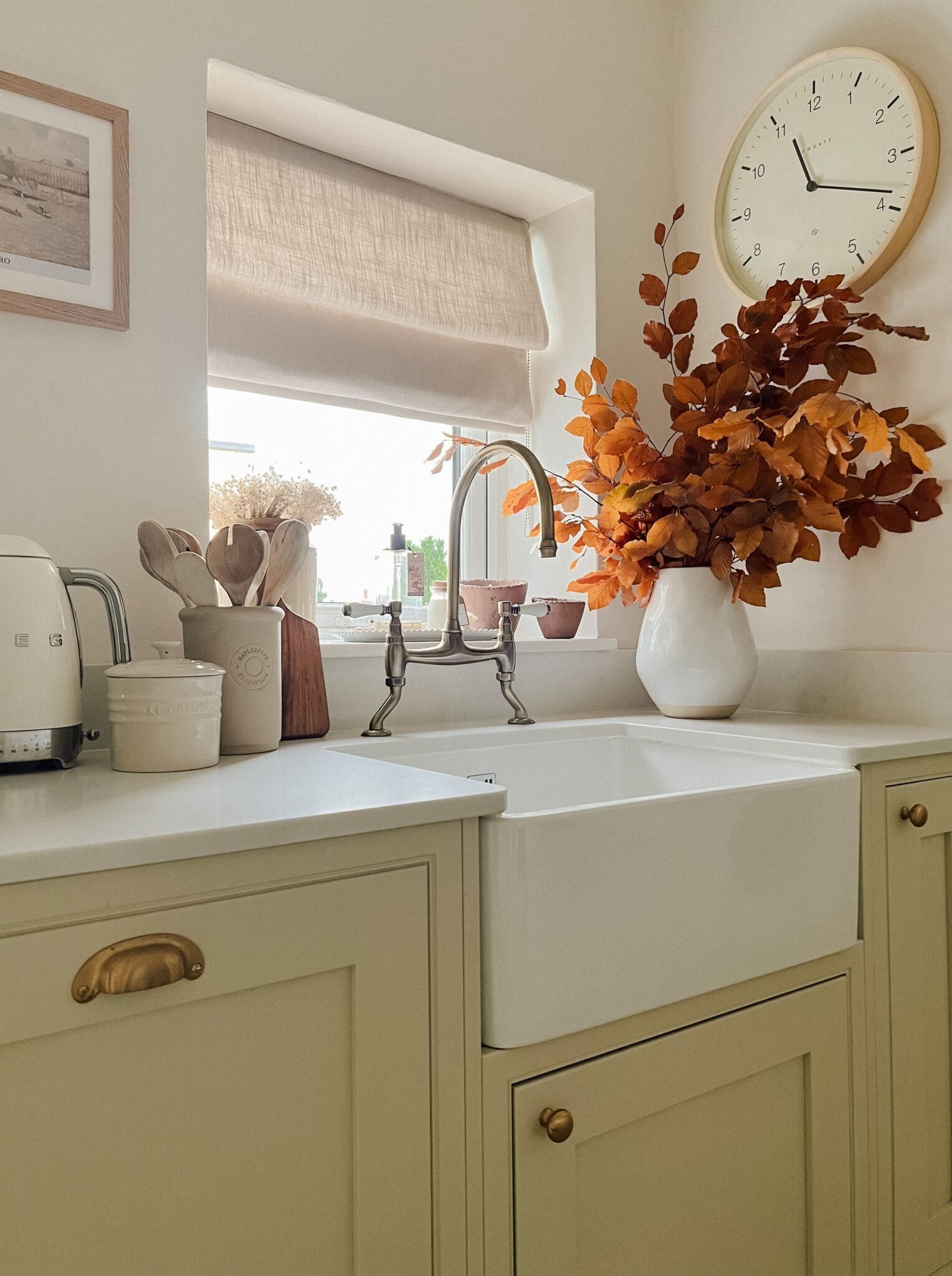 Cosy_Neutral_Kitchen_Ideas_Warm_Autumn_Kitchen_Decor_Bijou_Linen_Latte_Roman_Blind